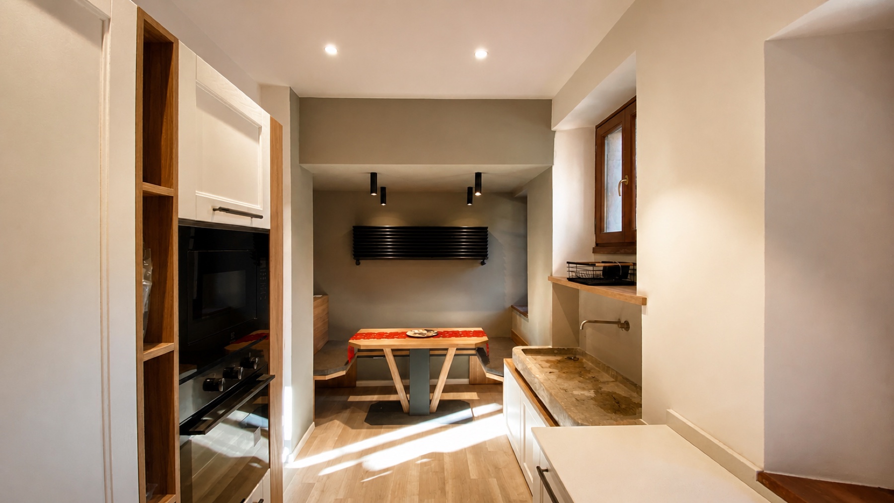 Cucina e zona pranzo rinnovate nella casa a Cadine