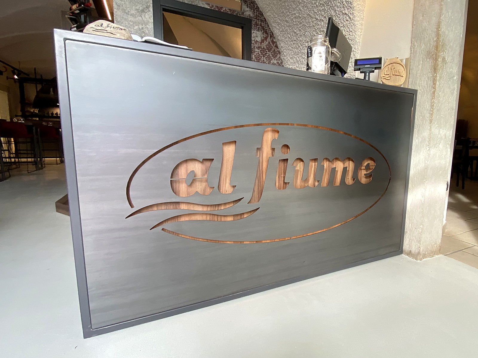 Banco del ristorante Al Fiume ad Arco con logo integrato