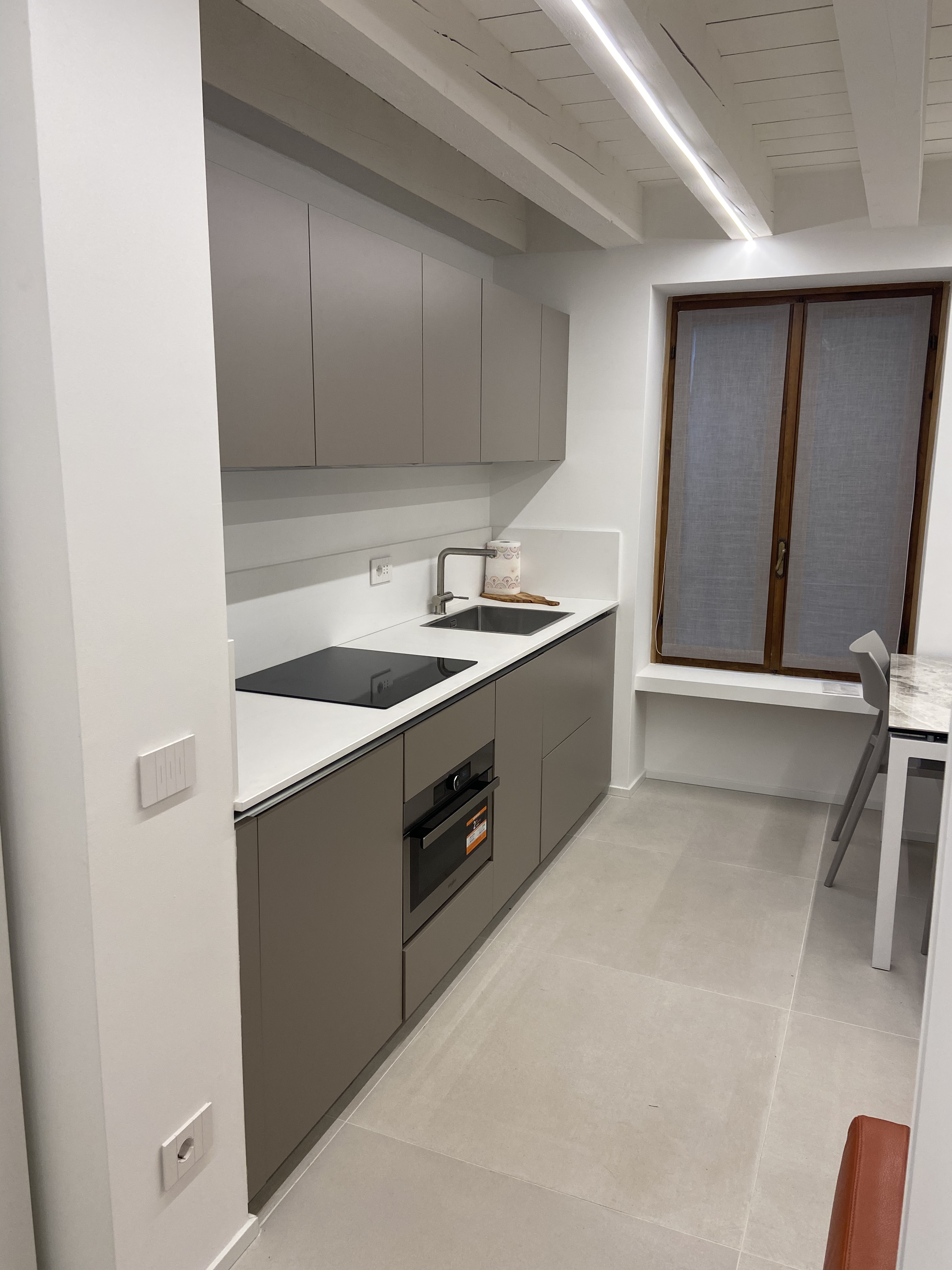 Cucina attrezzata del monolocale turistico a Riva del Garda