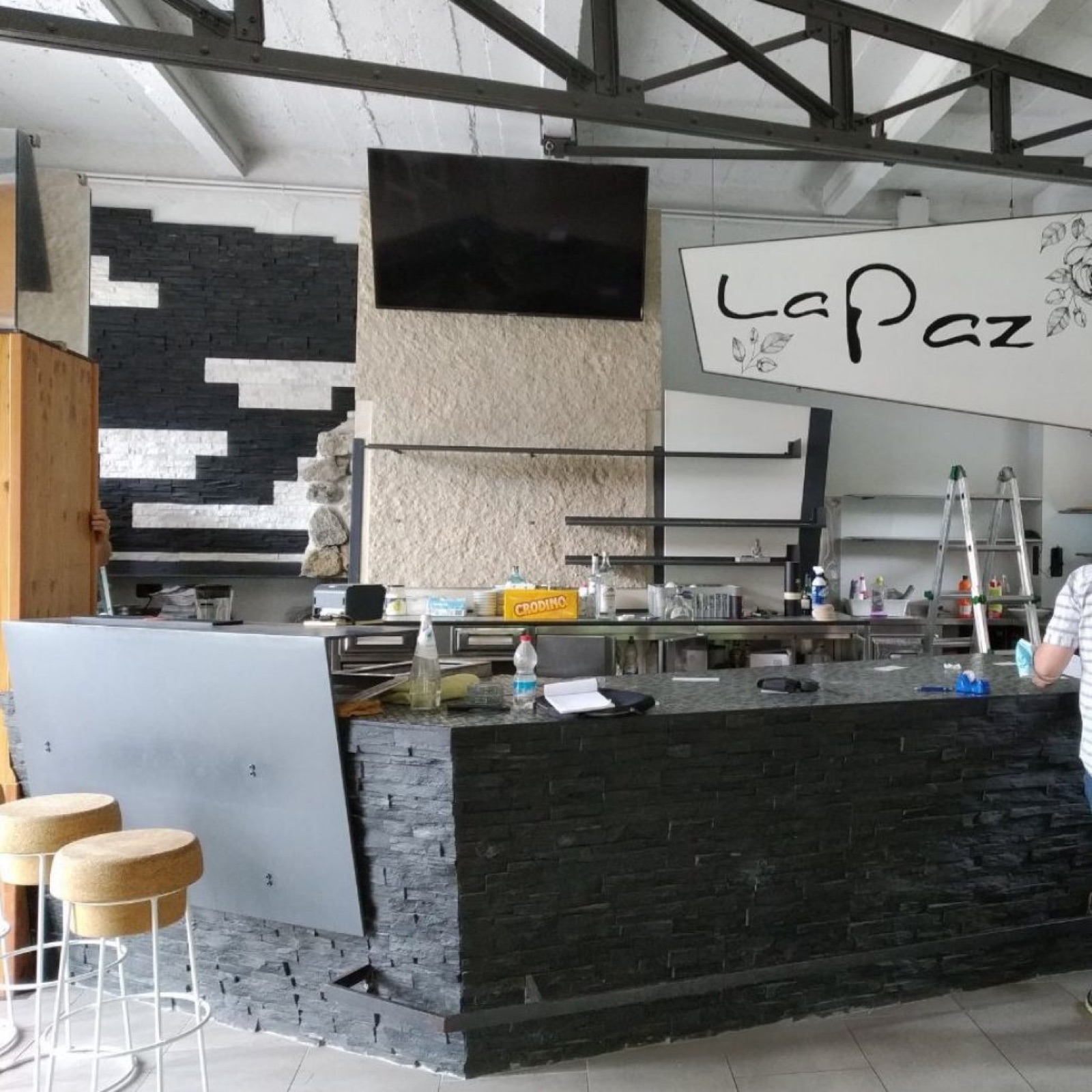 Bancone del ristorante Emozioni a Riva del Garda prima dell'intervento