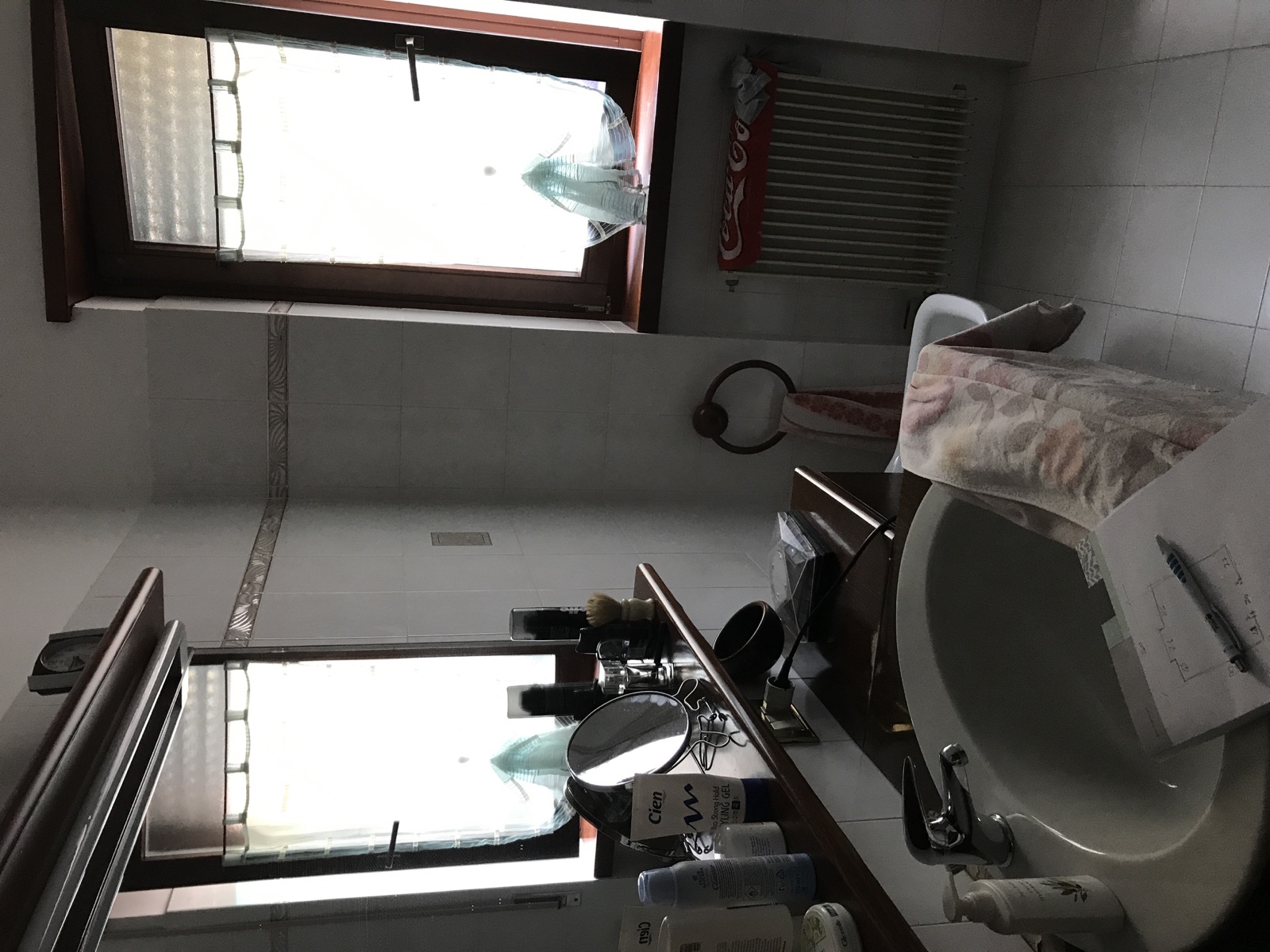 Bagno Farina a Riva del Garda prima dell'intervento con finiture tradizionali e disposizione datata