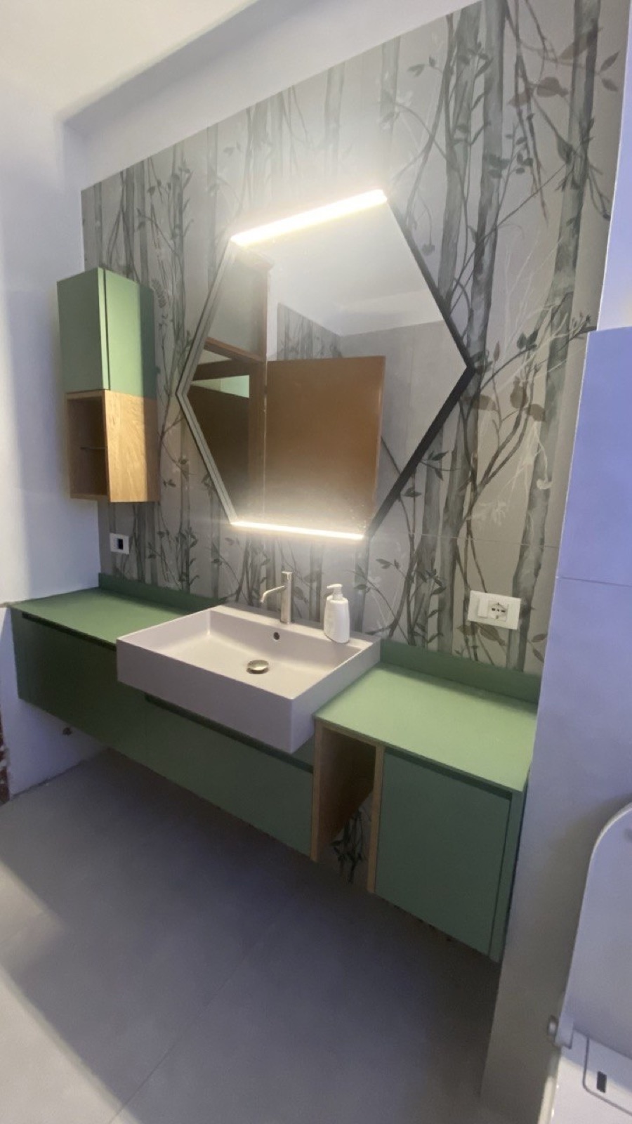 Bagno Merighi dopo l'intervento con mobile su misura, specchio illuminato e rivestimento decorativo