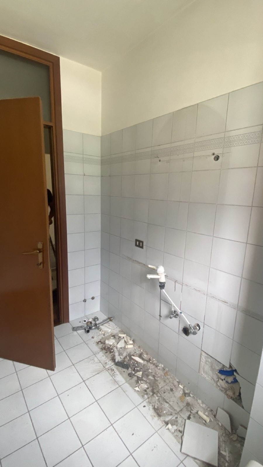Bagno Merighi durante la fase iniziale di demolizione e predisposizione degli impianti